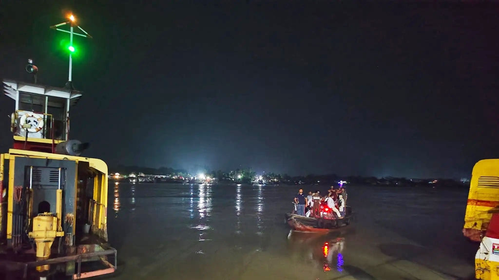 Print | খুলনায় ফেরির সঙ্গে সংঘর্ষে ৩৫-৪০ যাত্রী নিয়ে ট্রলারডুবি